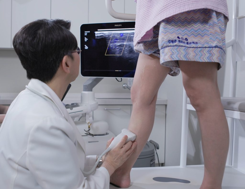 환자에게 다리 혈관 초음파 결과를 친절하게 설명하는 김병준 원장